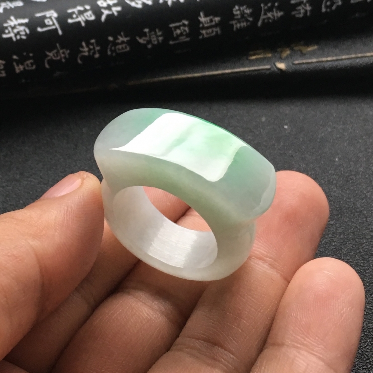 （超值推荐）糯冰种飘翠扳指