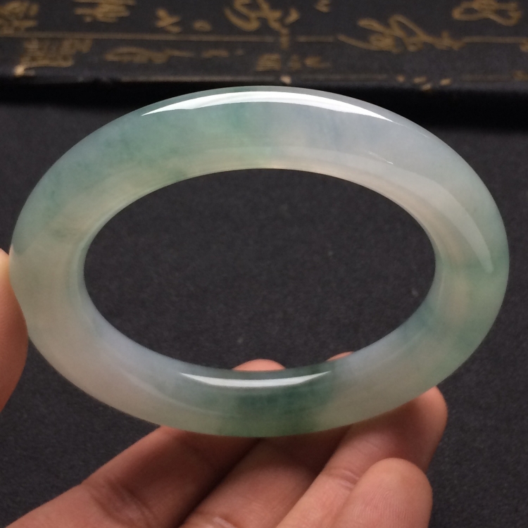 （超值推荐）糯冰种飘花圆条手镯（56.3mm）