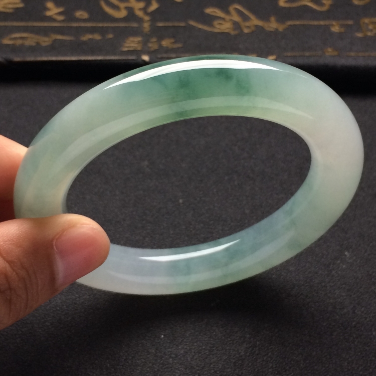 （超值推荐）糯冰种飘花圆条手镯（56.3mm）
