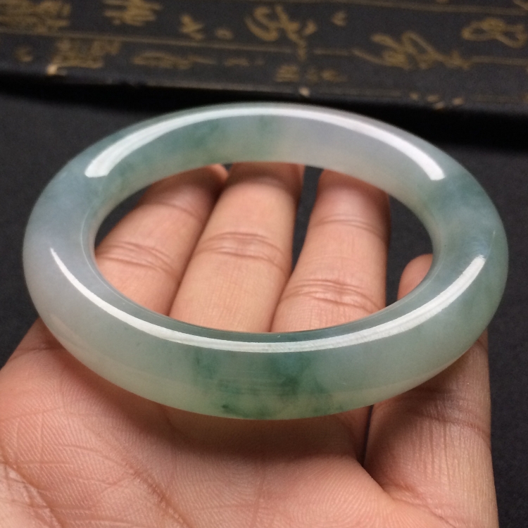 （超值推荐）糯冰种飘花圆条手镯（56.3mm）