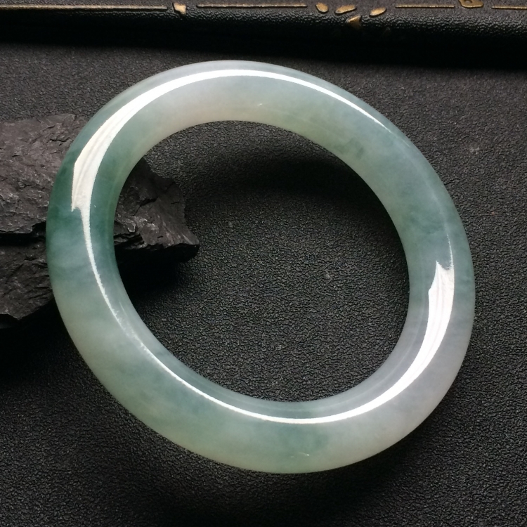 （超值推荐）糯冰种飘花圆条手镯（56.3mm）