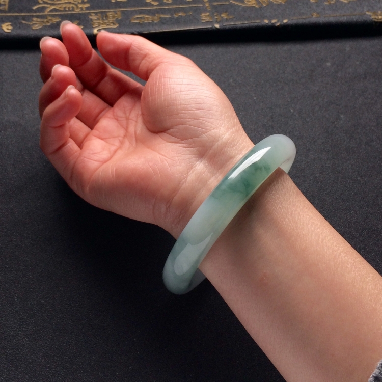 （超值推荐）糯冰种飘花圆条手镯（56.3mm）