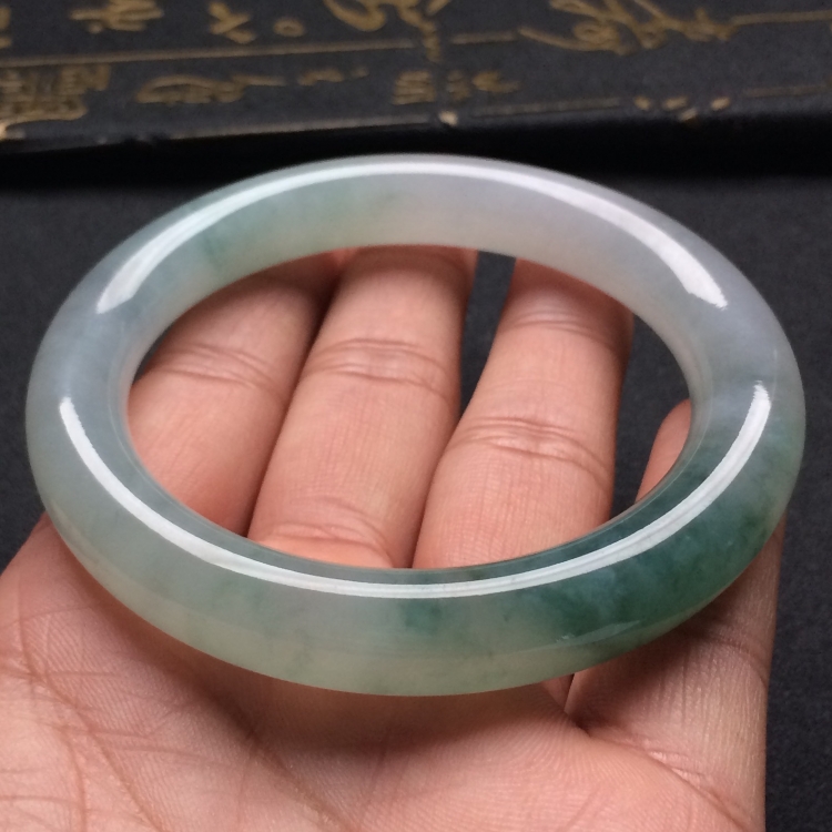 （超值推荐）糯冰种飘花圆条手镯（58.1mm）