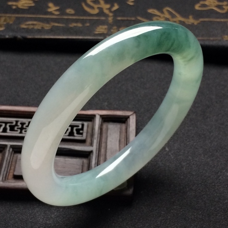 （超值推荐）糯冰种飘花圆条手镯（58.1mm）