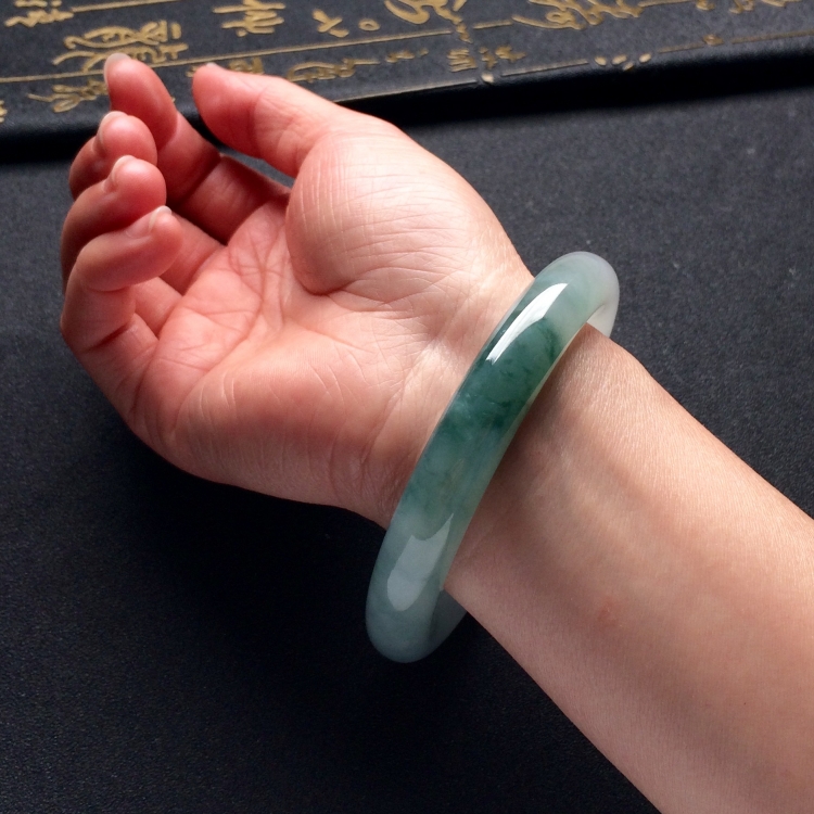 （超值推荐）糯冰种飘花圆条手镯（58.1mm）
