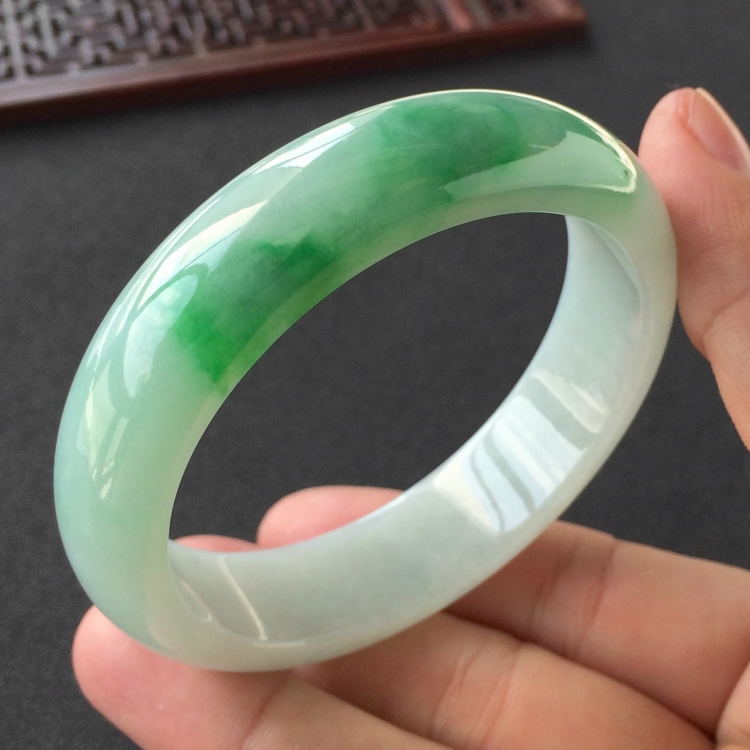 (超值推荐)糯冰种飘翠手镯(57mm)