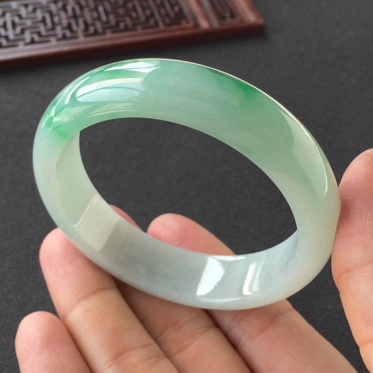 (超值推荐)糯冰种飘翠手镯(57mm)