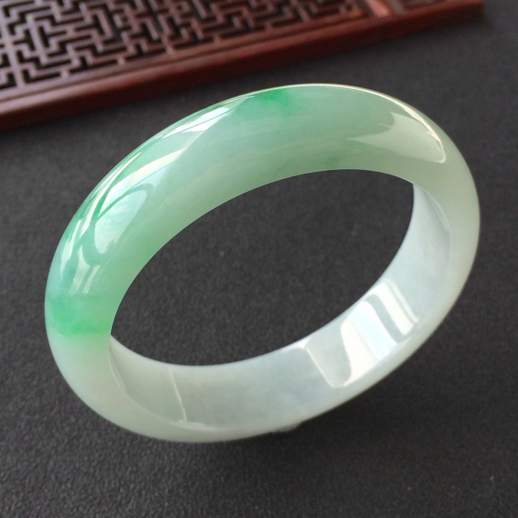 (超值推荐)糯冰种飘翠手镯(57mm)