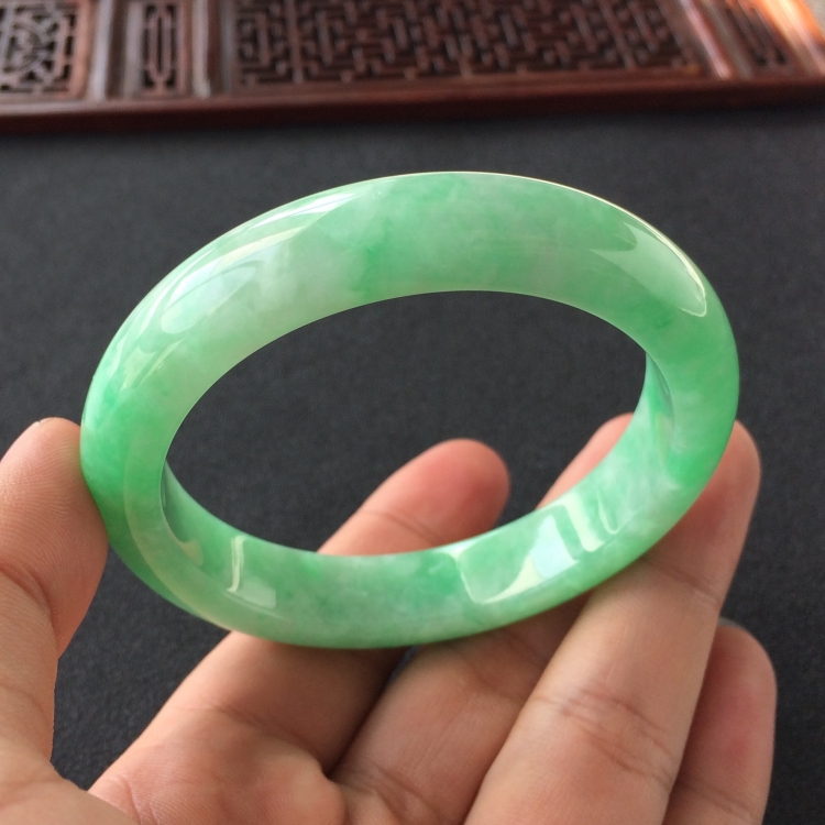 (超值推荐)糯冰种飘翠手镯(55.6mm)