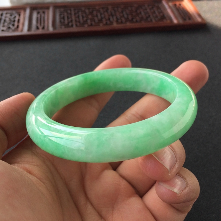 (超值推荐)糯冰种飘翠手镯(55.6mm)