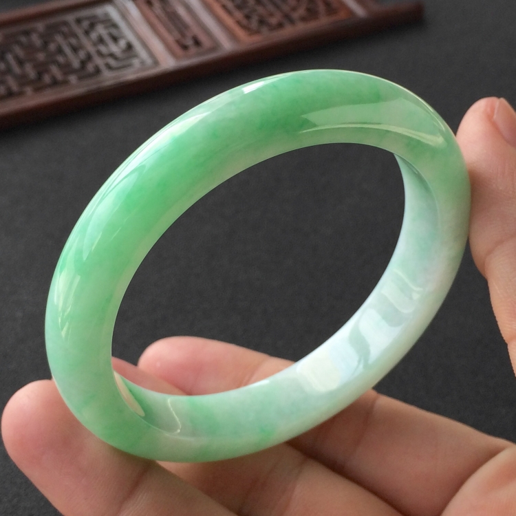 (超值推荐)糯冰种飘翠手镯(56.6mm)