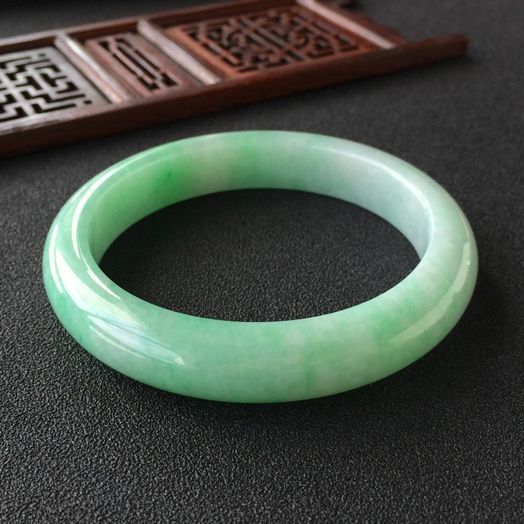 (超值推荐)糯冰种飘翠手镯(56.6mm)