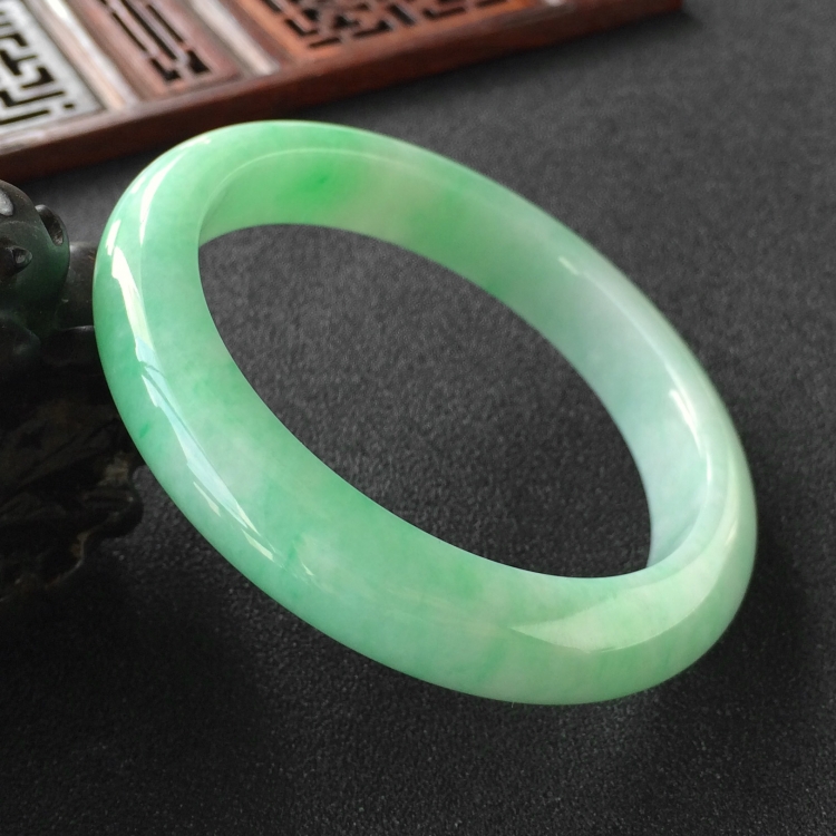 (超值推荐)糯冰种飘翠手镯(56.6mm)