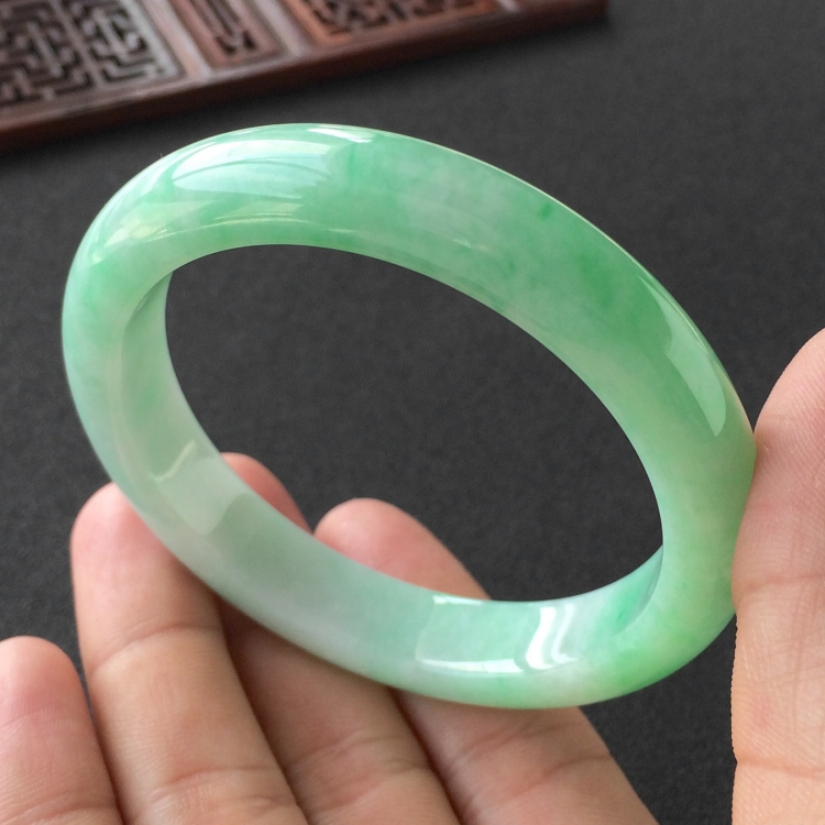 (超值推荐)糯冰种飘翠手镯(56.6mm)