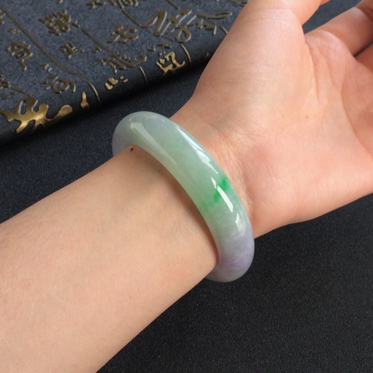 (超值推荐)糯冰种春带彩手镯(56.6mm)