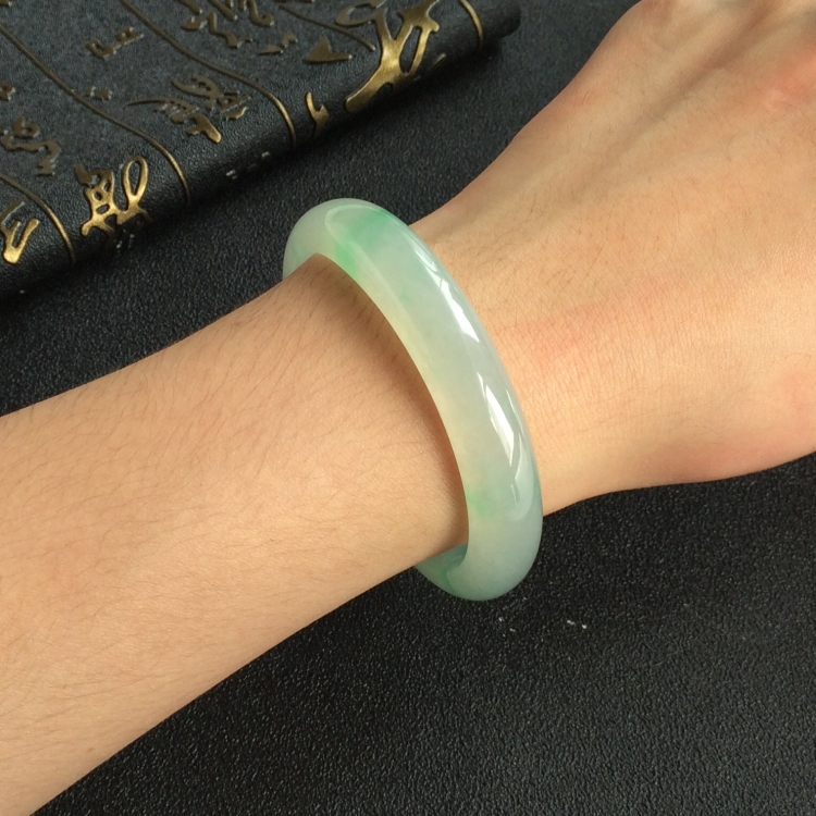 (超值推荐)冰种飘翠贵妃镯(56mm-49.5mm)