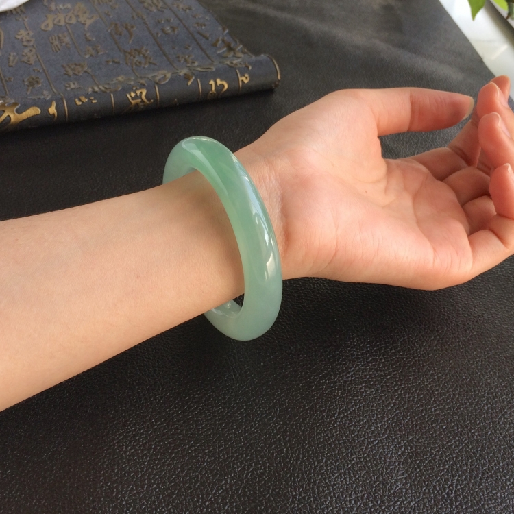 (超值推荐)糯冰种晴水圆条手镯(55.7mm)