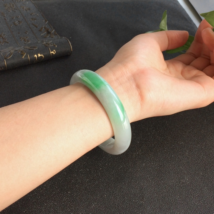 (超值推荐)糯冰种飘翠手镯(57.2mm)