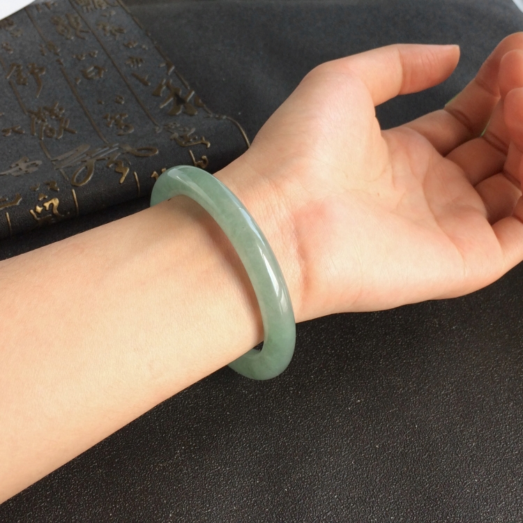 (超值推荐)糯冰种晴水圆条手镯(55mm)