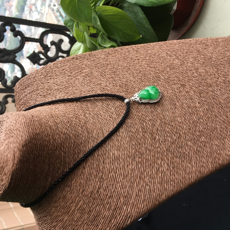 (超值推荐)糯冰种飘翠镶白金钻石葫芦胸坠