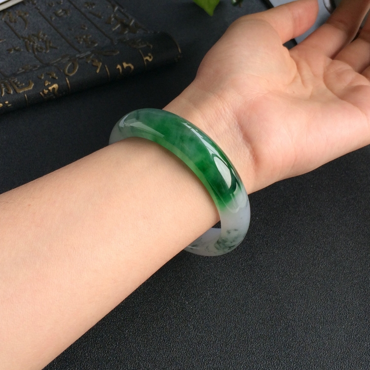 (超值推荐)糯冰种飘花带翠手镯(57mm)