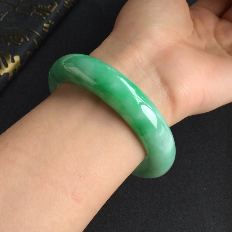 (超值推荐)糯冰种飘翠手镯(59mm)