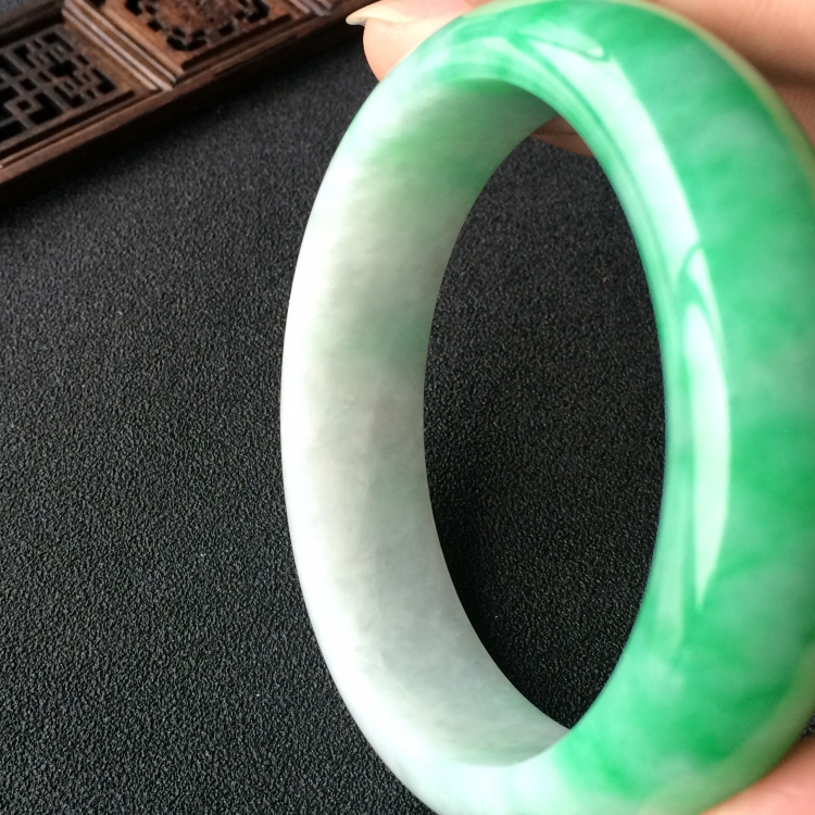(超值推荐)糯冰种飘翠手镯(58.2mm)