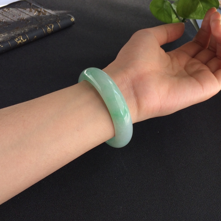(超值推荐)糯冰种飘翠手镯(56mm)