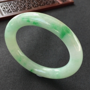 (超值推荐)糯冰种飘翠圆条手镯(56.7mm)