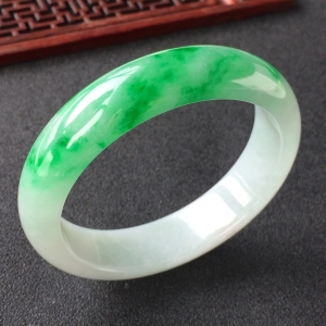 (超值推荐)糯冰种飘翠手镯(55.4mm)