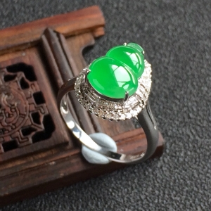 (超值推荐)冰种阳绿镶白金钻石葫芦戒指