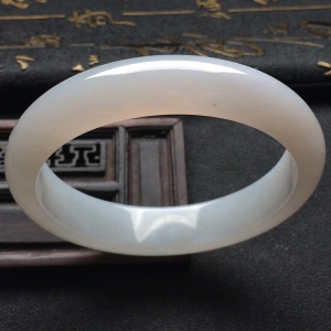 （超值推荐）糯冰种淡晴水手镯（54.9mm）