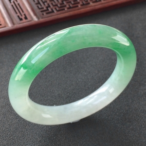 (超值推荐)糯冰种飘翠圆条手镯(55.1mm)