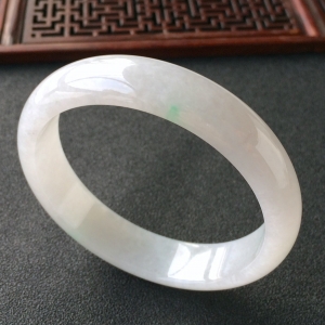 (超值推荐)糯冰种略飘翠手镯(56.1mm)