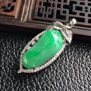 (超值推荐)糯冰种飘翠镶白金钻石福瓜胸坠