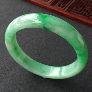 (超值推荐)糯冰种飘翠手镯(57.2mm)