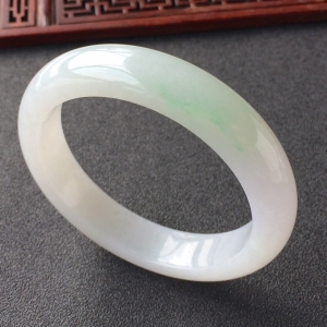 (超值推荐)糯冰种略飘翠手镯(56mm)