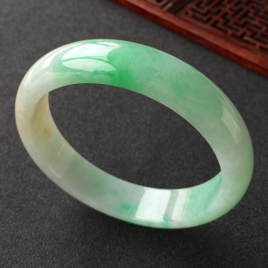 (超值推荐)糯冰种飘翠手镯(58mm)
