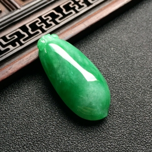 （超值推荐）糯冰种翠色福瓜挂件