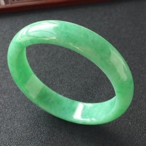 (超值推荐)糯冰种豆绿手镯(56.5mm)