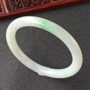 (超值推荐)糯冰种飘翠圆条手镯(52mm)