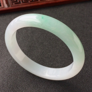 (超值推荐)糯冰种略飘翠手镯(55mm)