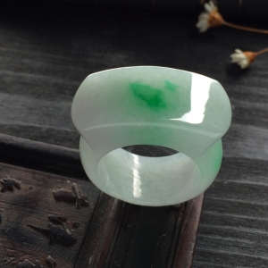 （超值推荐）糯冰种飘翠马鞍扳指