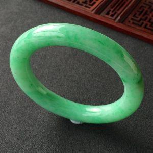 (超值推荐)糯冰种飘翠圆条手镯(58mm)