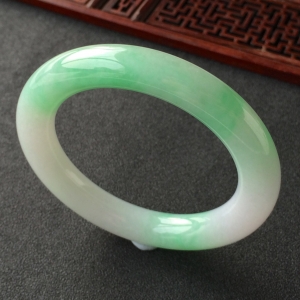 (超值推荐)糯冰种飘翠圆条手镯(56.6mm)