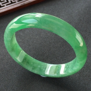 (超值推荐)糯冰种豆绿手镯(55.3mm)
