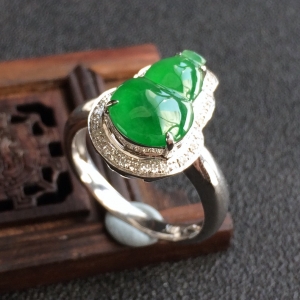 (超值推荐)冰种阳绿镶白金钻石葫芦戒指