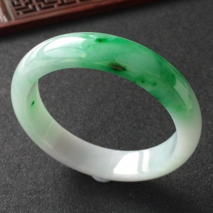 (超值推荐)糯冰种飘翠手镯(56.1mm)