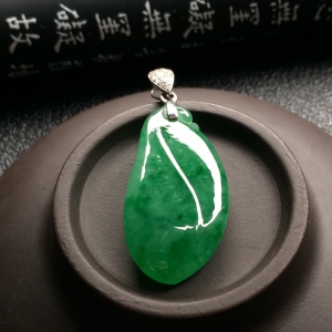 （超值推荐）糯冰种飘翠福瓜挂件（金扣）