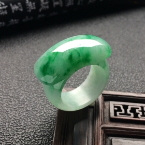 （超值推荐）糯冰种飘翠扳指